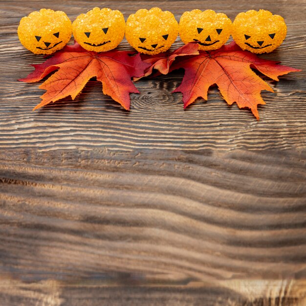 Abóboras de halloween ornamentais na mesa de madeira