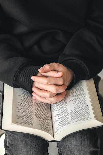 Abra a Bíblia do livro nas mãos masculinas closeup