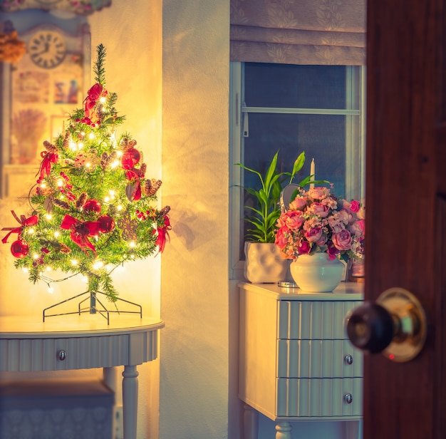 Abra a porta e árvore de Natal no quarto (imagem filtrada processados