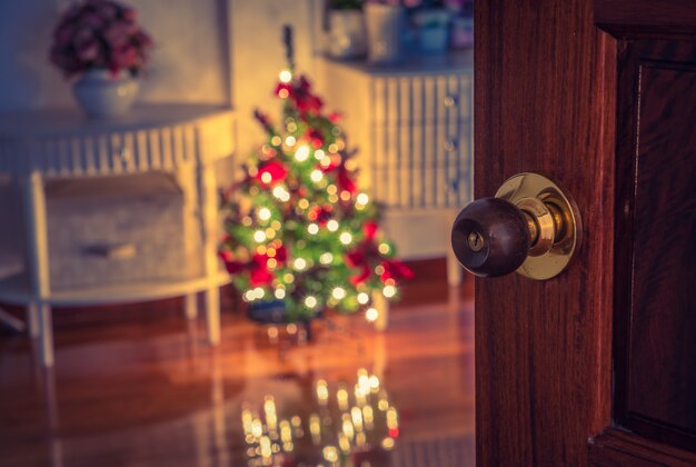 Abra a porta e árvore de Natal no quarto (imagem filtrada processados