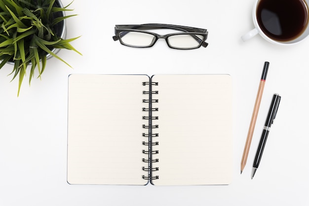 Abra o caderno em branco em branco na mesa branca