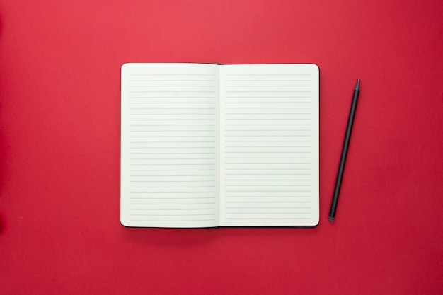 Abra o caderno isolado sobre fundo vermelho, copie o espaço para texto.