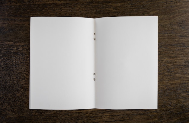Foto grátis abra o livro branco sobre uma mesa de madeira