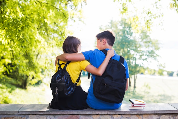 Foto grátis abraçando adolescentes em cerca