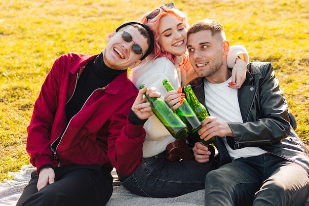 Abraçando amigos felizes se divertindo juntos no piquenique