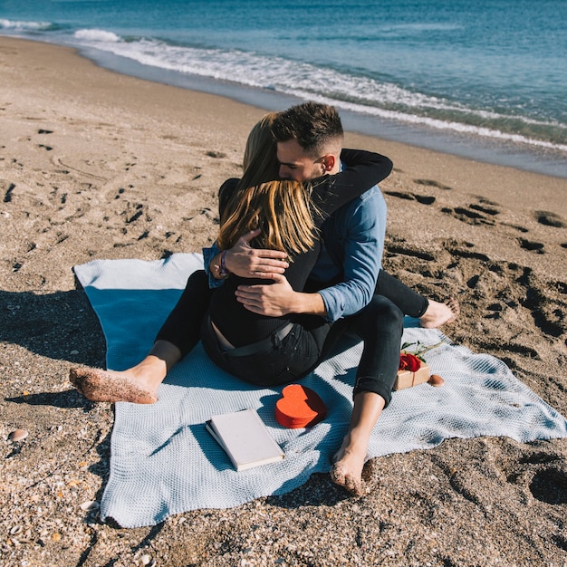 Abraçando casal afetuoso na praia