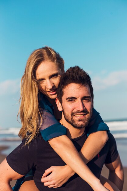 Abraçando casal na praia