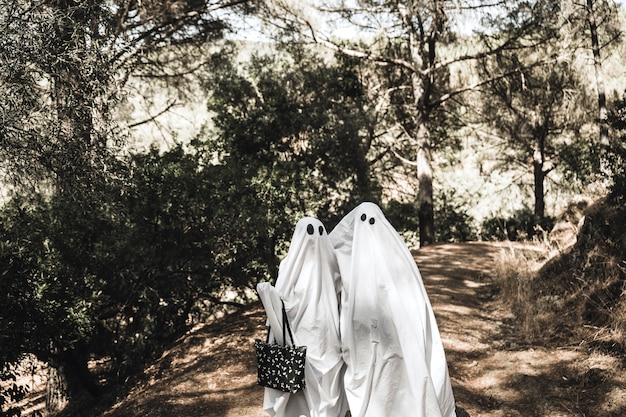 Abraçando fantasmas em pé no parque