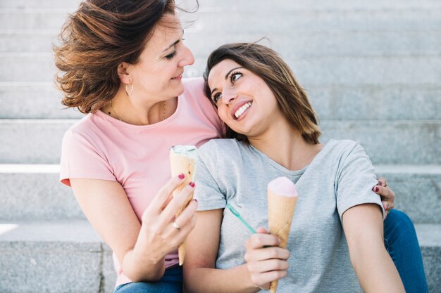 Abraçando mulheres com sorvete