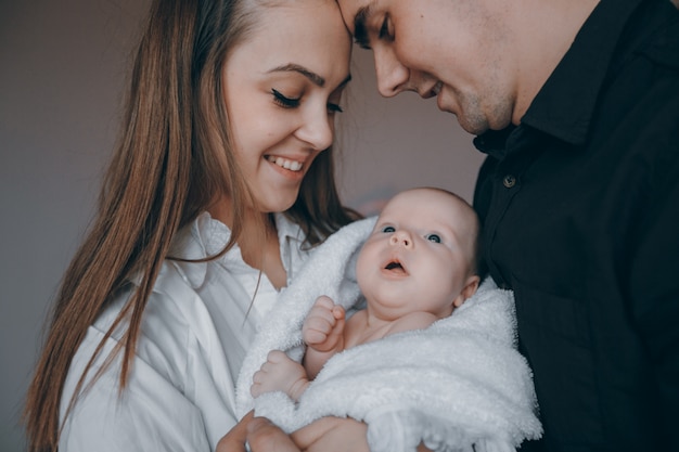 Foto grátis abraçar mãe véu preto humano