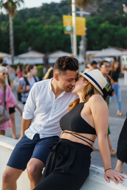 Foto grátis abraço de casal amoroso feliz