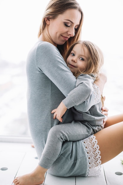 Foto grátis abraço de filha e mãe