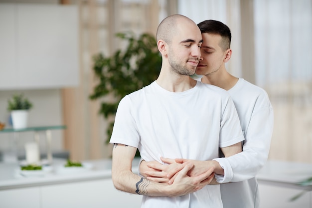 Foto grátis abraço de homens gays