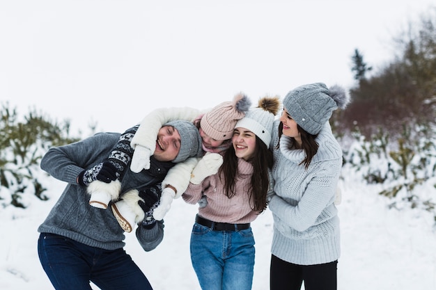Foto grátis abraço familiar abraçado no campo de inverno