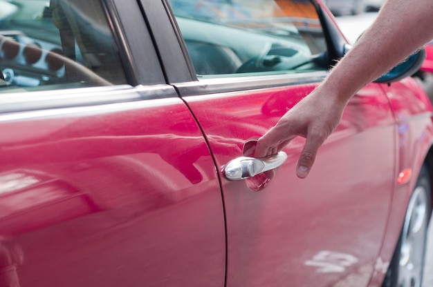 Foto grátis abrindo a porta do carro, man mão abrindo a porta do carro, de perto