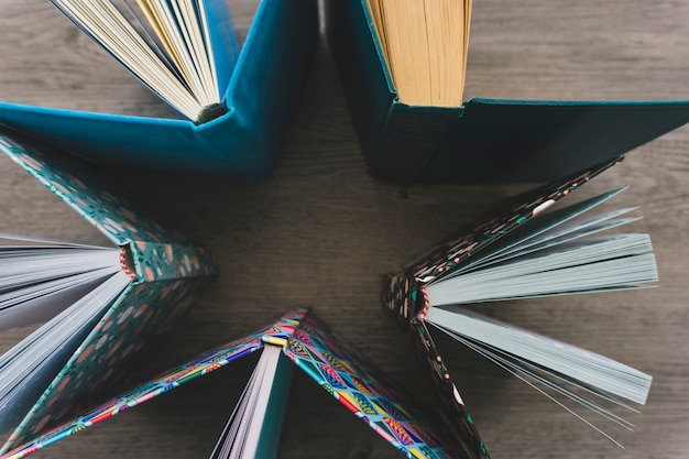 Foto grátis abrir livros formando uma estrela