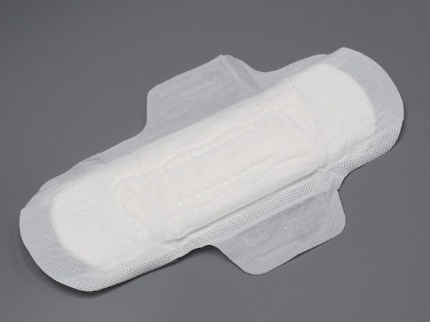 Absorvente higiênico higiênico macio e confortável de algodão orgânico higiênico para feminino. fundo cinza. Foto Premium