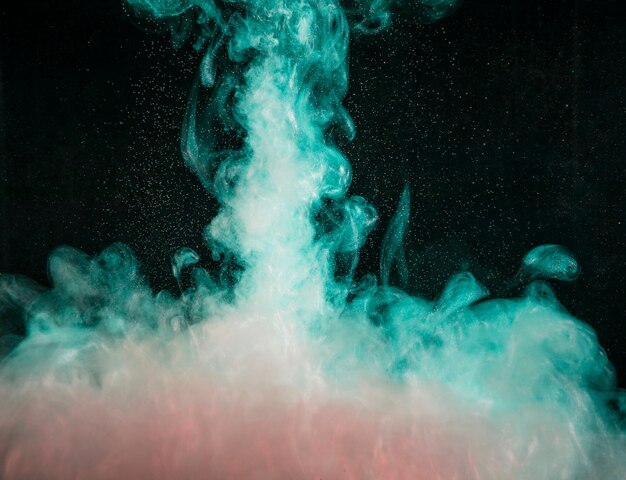 Abstrata pesada nuvem azul de neblina com o pinkness na escuridão