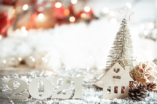 Abstrato festivo de Natal com número de madeira 2021 close-up e detalhes de decoração.