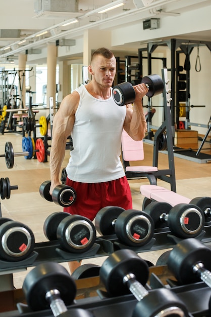 Academia. homem bonito durante treino