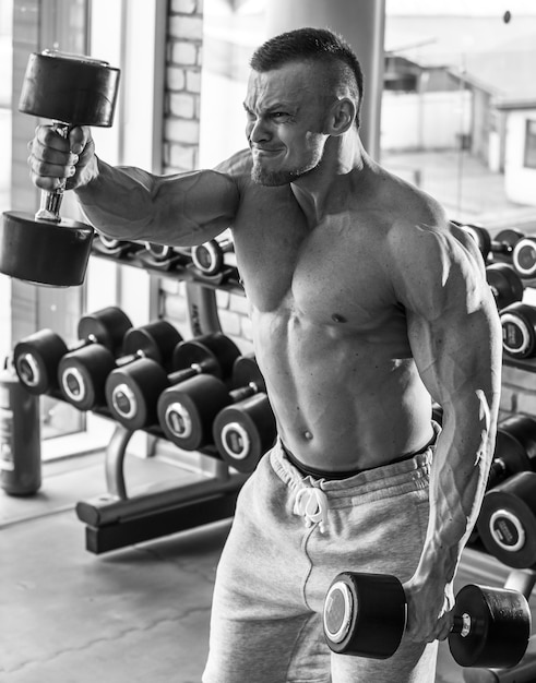 Foto grátis academia. homem bonito durante treino