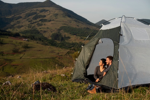 Acampamento de casal aventureiro de tiro completo