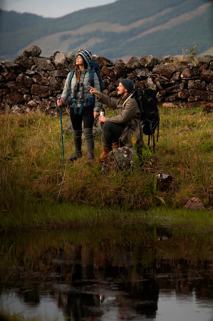 Acampamento de casal aventureiro de tiro completo