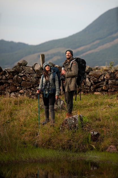 Acampamento de casal aventureiro de tiro completo