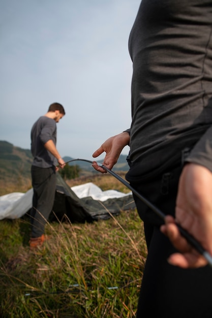 Foto grátis acampamento de casal aventureiro de vista lateral