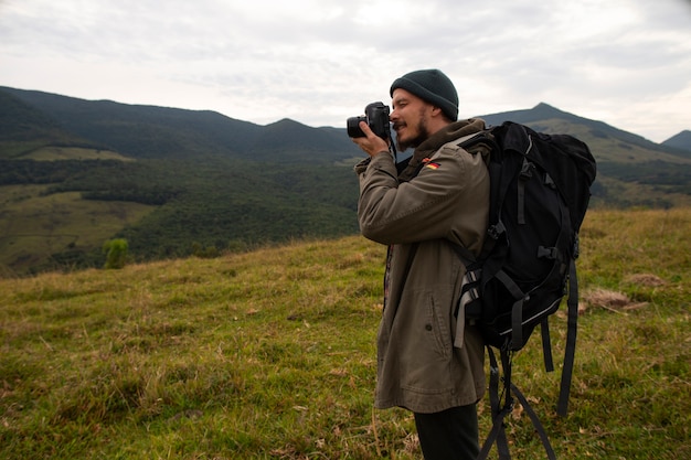 Foto grátis acampamento de homem aventureiro de vista lateral