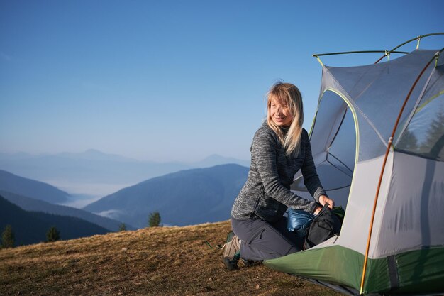 Acampamento de mulher sozinha nas montanhas