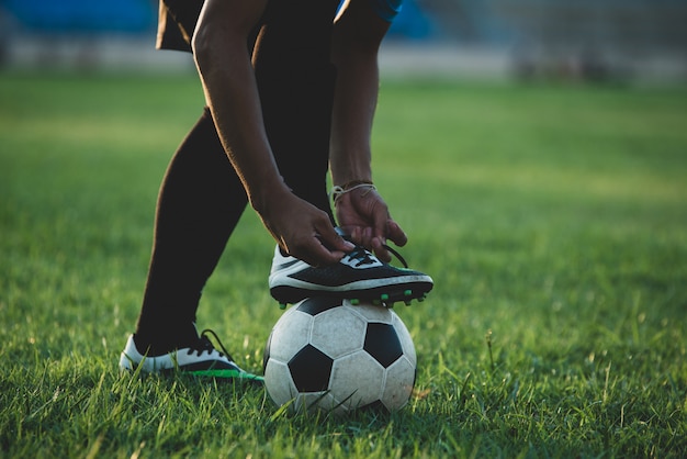 Foto grátis ação do jogador de futebol no estádio