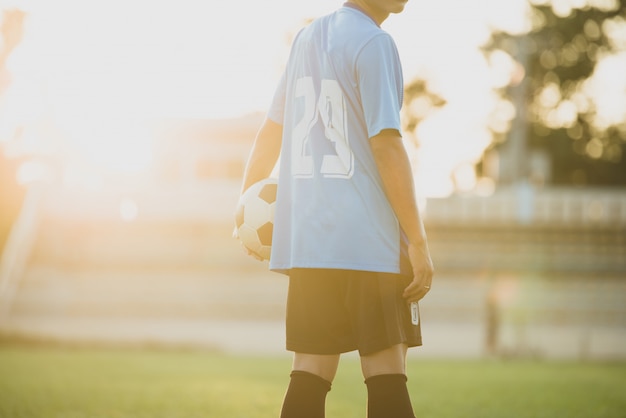 Ação do jogador de futebol no estádio