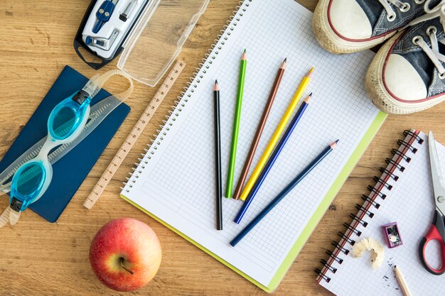 Acessórios coloridos de escola na mesa