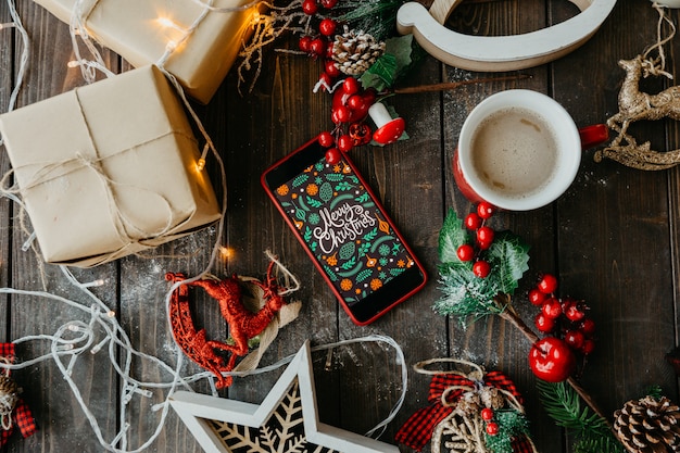 Acessórios de feliz Natal com telefone e café com leite