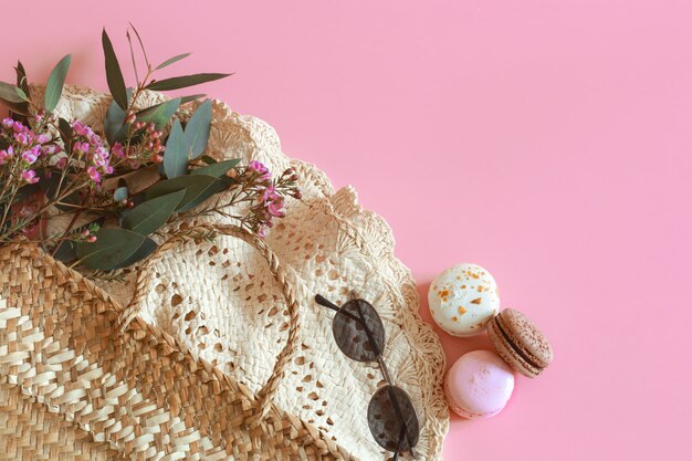 Acessórios de primavera e roupas em uma mesa rosa