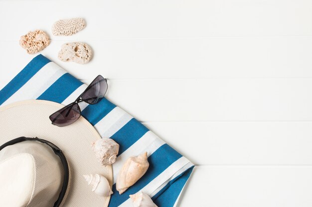 Acessórios de verão na mesa