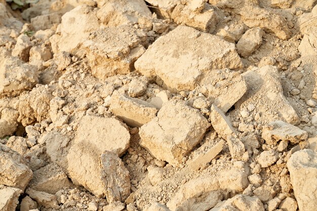 Acima da vista de velhas pedras bege destruídas. Conceito de pedras em ruínas.