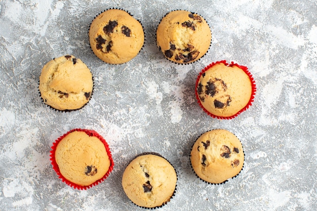 Acima de deliciosos bolinhos pequenos com chocolate na superfície do gelo