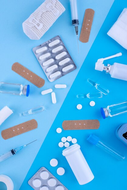 Acima de frascos de vista e arranjo de medicamentos