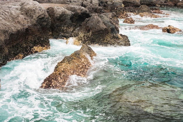 Foto grátis acima de ver as ondas na costa rochosa