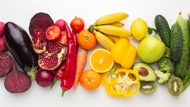 Foto grátis acima, veja o arranjo de vegetais e frutas