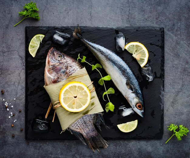 Acima vista arranjo com frutos do mar e limões