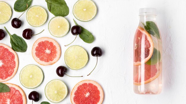 Acima vista bebida detox com frutas cítricas