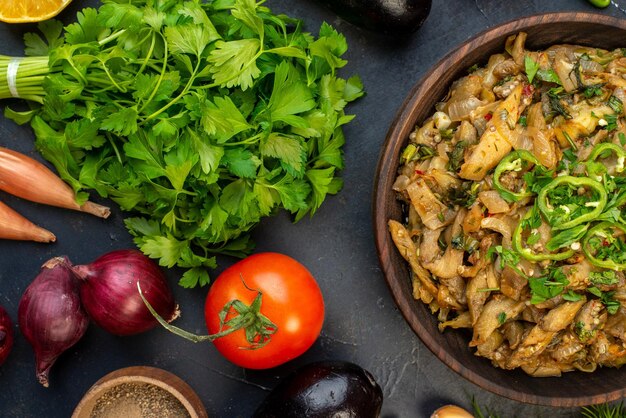 Acima vista da refeição de berinjela legumes frescos pacote verde pimenta na mesa de cor escura