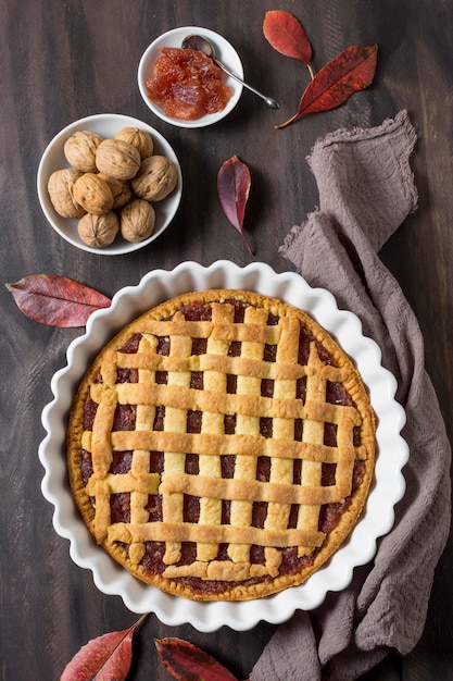 Acima, vista de folhas e deliciosa torta de outono