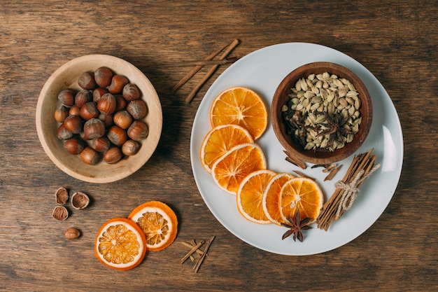 Acima vista decoração com fatias de laranja e avelãs