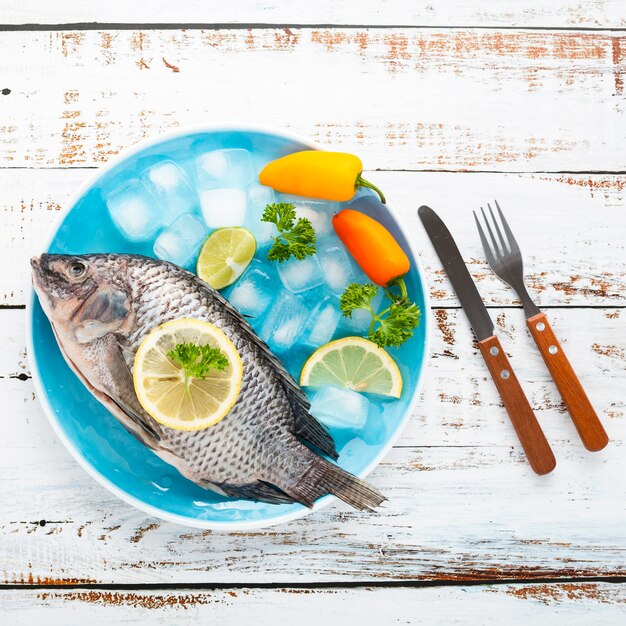 Acima vista decoração com frutos do mar e fundo de madeira