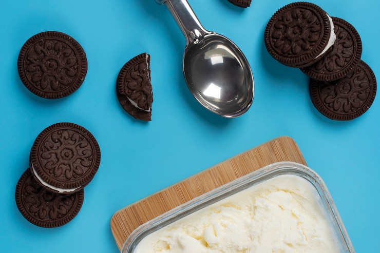Foto grátis acima vista delicioso sorvete com biscoitos