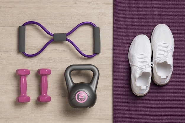 Acima vista equipamento de ginástica perfeitamente ordenado